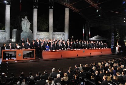 El presidente mexicano Enrique Peña, miembros de su gabinete y gobernadores estatales en la inauguración del nuevo sistema penal.