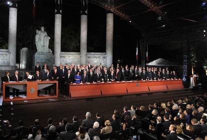 El presidente mexicano Enrique Pe&ntilde;a, miembros de su gabinete y gobernadores estatales en la inauguraci&oacute;n del nuevo sistema penal.