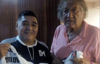Diego Maradona y el Trinche Carlovich, durante un encuentro en Rosario, en febrero de 2020.