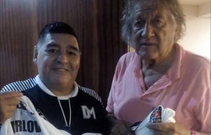 Diego Maradona e Trinche Carlovich, durante um encontro em Rosario, em fevereiro.