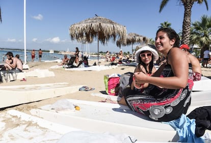 El sonido de las motos acuáticas alterna con los brindis de cervezas. Mujeres en bikini y jóvenes embadurnados en cremas se queman al sol.