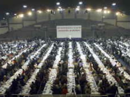(DIGITAL). SABADELL. 4/03/00. ASPECTO DEL PABELLON MUNICIPAL DE SABADELL DONDEJOAQUIN ALMUNIA  PARTICIPO EN UNA CENA CON 3.000 REPRESENTANTES SINDICALES. FOTO, GORKA LEJARCEGI