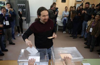 El líder de Podemos, Pablo Iglesias, introduce su voto en el colegio público La Navata, en Galapagar (Madrid).