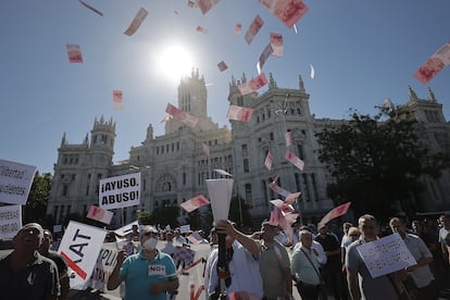 Una protesta de taxistas por la reforma de la ley que regula los vehículos de alquiler con conductor, en Madrid, el pasado 1 de junio.