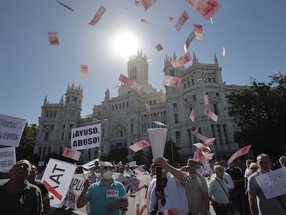 Una protesta de taxistas por la reforma de la ley que regula los vehículos de alquiler con conductor, en Madrid, el pasado 1 de junio.