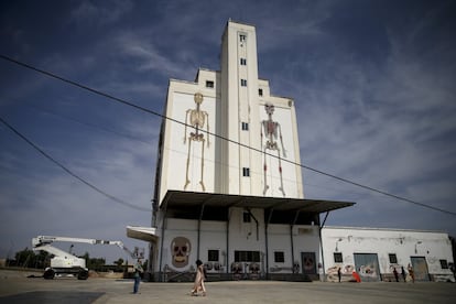 El silo de Porzuna (Ciudad Real) es uno de los que forman parte del proyecto 'Titanes', que recupera estos espacios decorando sus muros con obras de arte urbano. En el caso de Porzuna los dibujos son obra del artista austriaco Nychos.