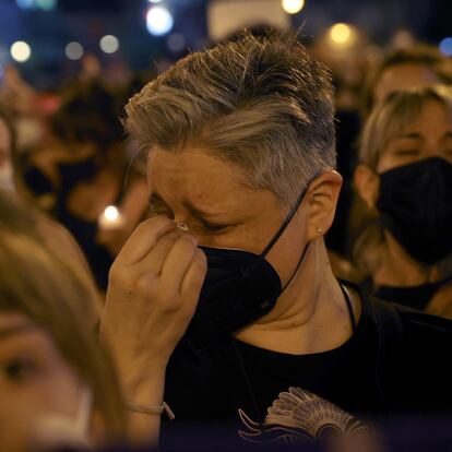 MADRID, 11/06/2021.- Decenas de personas se concentran hoy viernes en la madrileña Puerta del Sol para condenar los últimos casos de violencia machista. EFE/Juanjo Martín