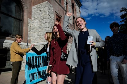 Algunos de los jóvenes que iniciaron la demanda en contra de las autoridades estatales, a la llegada a la corte, en junio pasado.