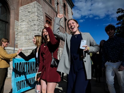 Algunos de los jóvenes que iniciaron la demanda en contra de las autoridades estatales, a la llegada a la corte, en junio pasado.