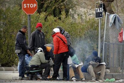 Un grupo de inmigrantes se calienta en una hoguera, ayer, en una calle de Jaén.