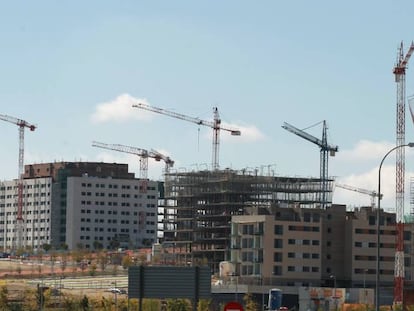 Obras de construcción en un barrio de las afueras de Madrid, en julio de 2021.