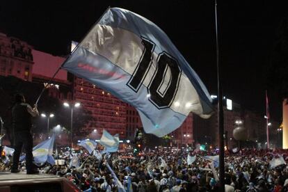 Aficionados argentinos celebran a pesar de la derrota.