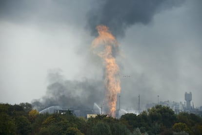 Fuego y humo se elevan desde la fábrica de productos químicos de la compñía BASF en Ludwigshafen (Alemania)
