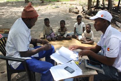 Campaña de administración masiva de fármacos antimaláricos en Magude, Mozambique.