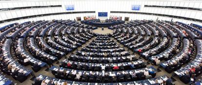 Miembros del Parlamento Europeo votan durante una sesi&oacute;n en Estrasburgo (Francia).