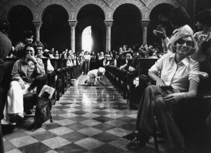 Perfomance realizada durante las 'Primeras Jornades Catalanes de la Dona', en 1976, en el paraninfo de la UB, Barcelona.
