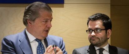 Íñigo Méndez de Vigo (izquierda), junto a Roger Albinyana, ayer, en Barcelona.