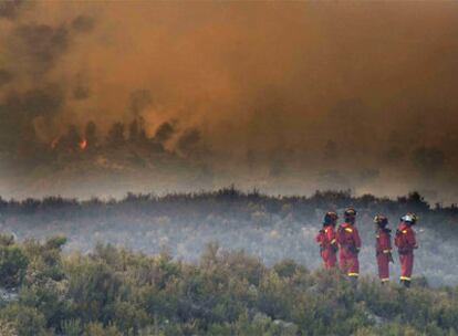 El incendio declarado el martes en el campo de maniobras de San Gregorio alcanzó ayer el parque eólico de Remolinos.