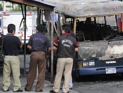 Autobus quemado tras el ataque de miembros de maras en San Salvador en 2010. Hubo 17 muertos. 