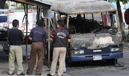 Autobus quemado tras el ataque de miembros de maras en San Salvador en 2010. Hubo 17 muertos. 