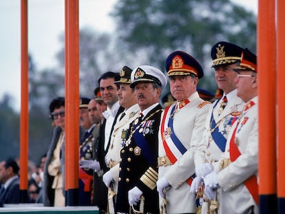 El dictador Augusto Pinochet (cuarto por la derecha), en una imagen de 1981.