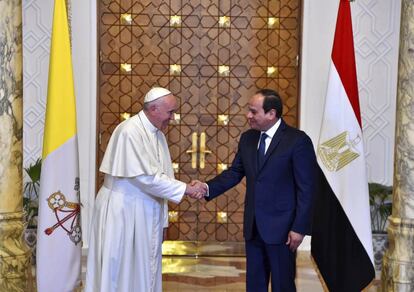 El presidente egipcio Abdel Fattah Al Sisi saluda al papa Francisco a su llegada al palacio presidencial de El Cairo. Desde su elección en 2013, el pontífice argentino ha multiplicado sus gestos a favor del diálogo con los musulmanes, llegando a visitar mezquitas, lavando los pies a inmigrantes musulmanes durante la Semana Santa y transportando en el avión papal desde la isla griega de Lesbos a Roma a tres familias musulmanas sirias que pedían refugio.