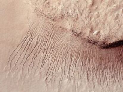 Superficie de Marte en la que la NASA ha descubierto canales de agua de entre uno y 10 metros de ancho. La imagen fue tomada el 14 de enero de 2011.
