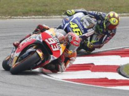 Valentino Rossi, con el 46, persigue a Marc Márquez en el último Gran Premio de Malasia de motociclismo