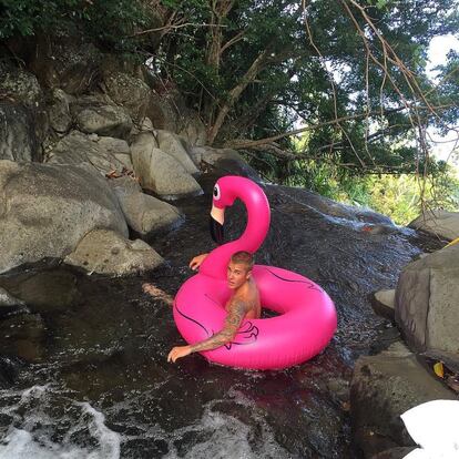 Justin Bieber se apunta a la moda del flotador gigante. El cantante sigue compartiendo su día a día en Instagram, y ahora publica fotos de las vacaciones con un grupo de amigos y sus descensos por un río con un cisne rosa