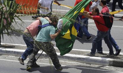 Manifestantes anti-PT e pró-PT (de vermelho) se enfrentam em frente ao aeroporto de Congonhas na sexta.