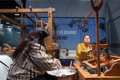 En el estand de la Ribera del Duero enseñan a tratar la lana, desde los ovinos al hilo, a través de una máquina artesanal de tejidos. En Ecuador se puede aprender a confeccionar un sobrero de paja. Y como es típico, la República Dominicana organiza talleres de fabricación de puros durante los cinco días.