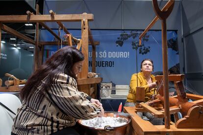 En el estand de la Ribera del Duero enseñan a tratar la lana, desde los ovinos al hilo, a través de una máquina artesanal de tejidos. En Ecuador se puede aprender a confeccionar un sobrero de paja. Y como es típico, la República Dominicana organiza talleres de fabricación de puros durante los cinco días.