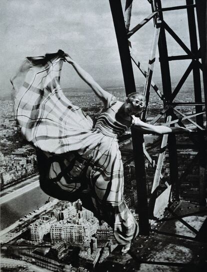 Lisa Fonssagrives en la torre Eiffel. París, 1939.
