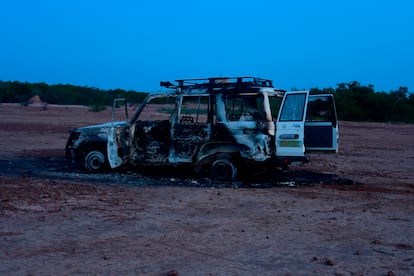 Restos del coche calcinado en el que viajaban los seis cooperantes franceses asesinados en Níger el 9 de agosto