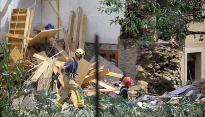 Bombers treballen en l&#039;esfondrament d&#039;una casa a Llanars.