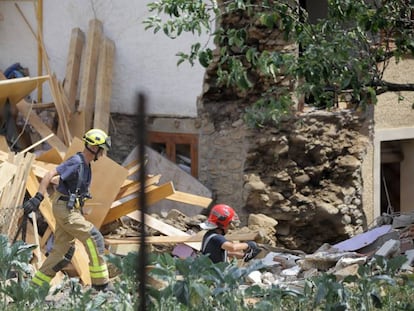 Bombers treballen en l&#039;esfondrament d&#039;una casa a Llanars.
