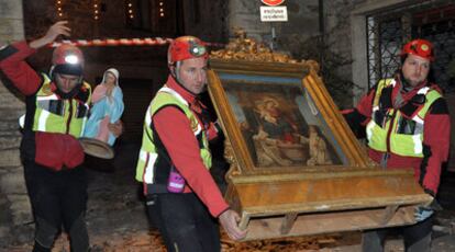 Los servicios de rescate transportan una Virgen y un cuadro de la iglesia de Spina, cerca de Perugia, después de que un terremoto sacudiese el centro de Italia.