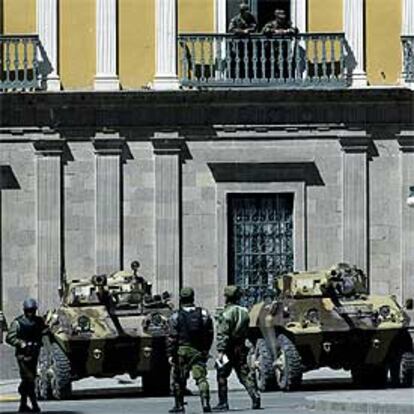 Soldados bolivianos protegen en el centro de La Paz el palacio de Gobierno.