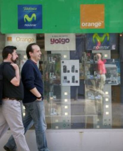 Escaparate de una tienda de telefonía.
