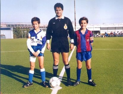 Xavi começa a jogar no Barça aos 11 anos em 1991. Nesta foto, de azul-grená num jogo contra o Espanyol Sabadell, com 14 anos.