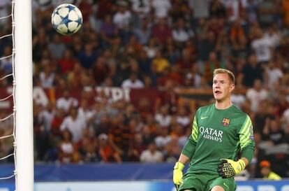 Ter Stegen observa como entra el gol de Alessandro Florenzi