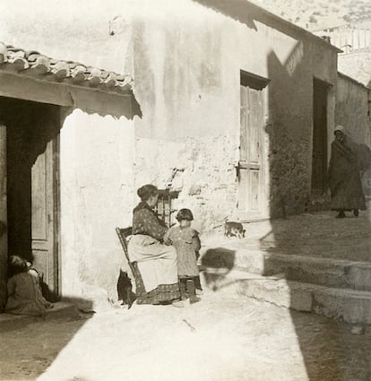 A woman and child in Las Provincias in 1910, in a photo from the city's municipal archive.