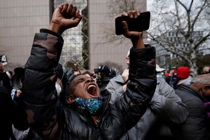 Un manifestante reaccionaba tras conocer el veredicto del jurado, ayer en Minneapolis. 