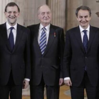 El rey Juan Carlos, acompañado de los expresidentes del Gobierno Felipe González, José Luis Rodríguez Zapatero y José María Aznar, y el presidente del Gobierno, Mariano Rajoy, durante el acto de imposición del Collar de la Orden del Toisón de Oro al presidente francés, Nicolas Sarkozy, antes de ofrecer en su honor un almuerzo en el Palacio Real.