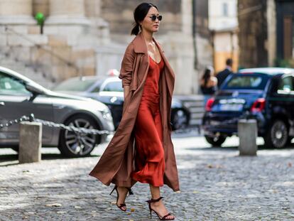 Guía para llevar el raso, el tejido del momento