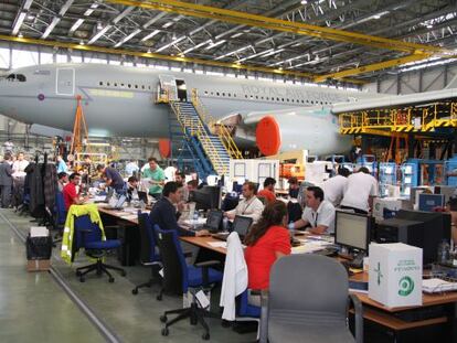 Varios ingenieros trabajan junto a un Airbus en las instalaciones de EADS en Getafe (Madrid).