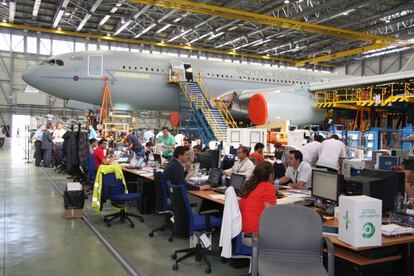 Varios ingenieros trabajan junto a un Airbus en las instalaciones de EADS en Getafe (Madrid).