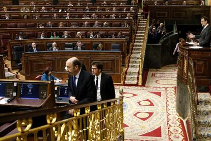 Rubalcaba sube a su escaño mientras el presidente del Gobierno, Mariano Rajoy se dirige al pleno en la segunda jornada del debate.