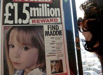 Un cartel ofrece una recompensa en Portugal para quien ayude a encontrar a la niña Madeleine McCann.
