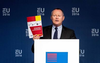 El director de la Agencia de Derechos Fundamentales de la UE (FRA), Michael O'Flaherty, en la presentación del Compendio Europeo de Delito de Odio en Amsterdam (Holanda) el pasado 28 de abril.